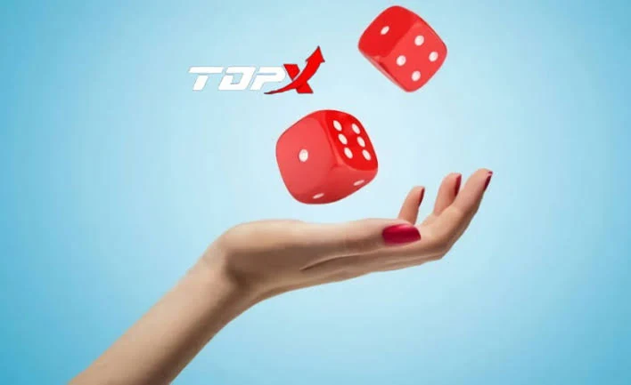 Mão feminina lançando dois dados vermelhos sobre fundo azul-claro, com o logotipo da TopX