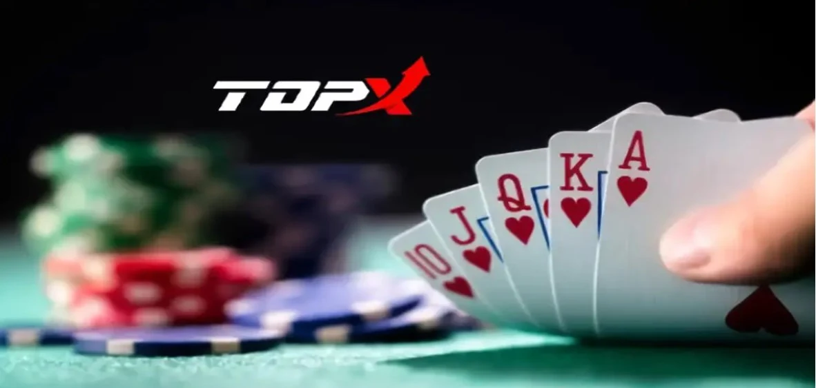 Mão segurando cinco cartas de baralho, com fichas desfocadas ao fundo e o logotipo da TopX